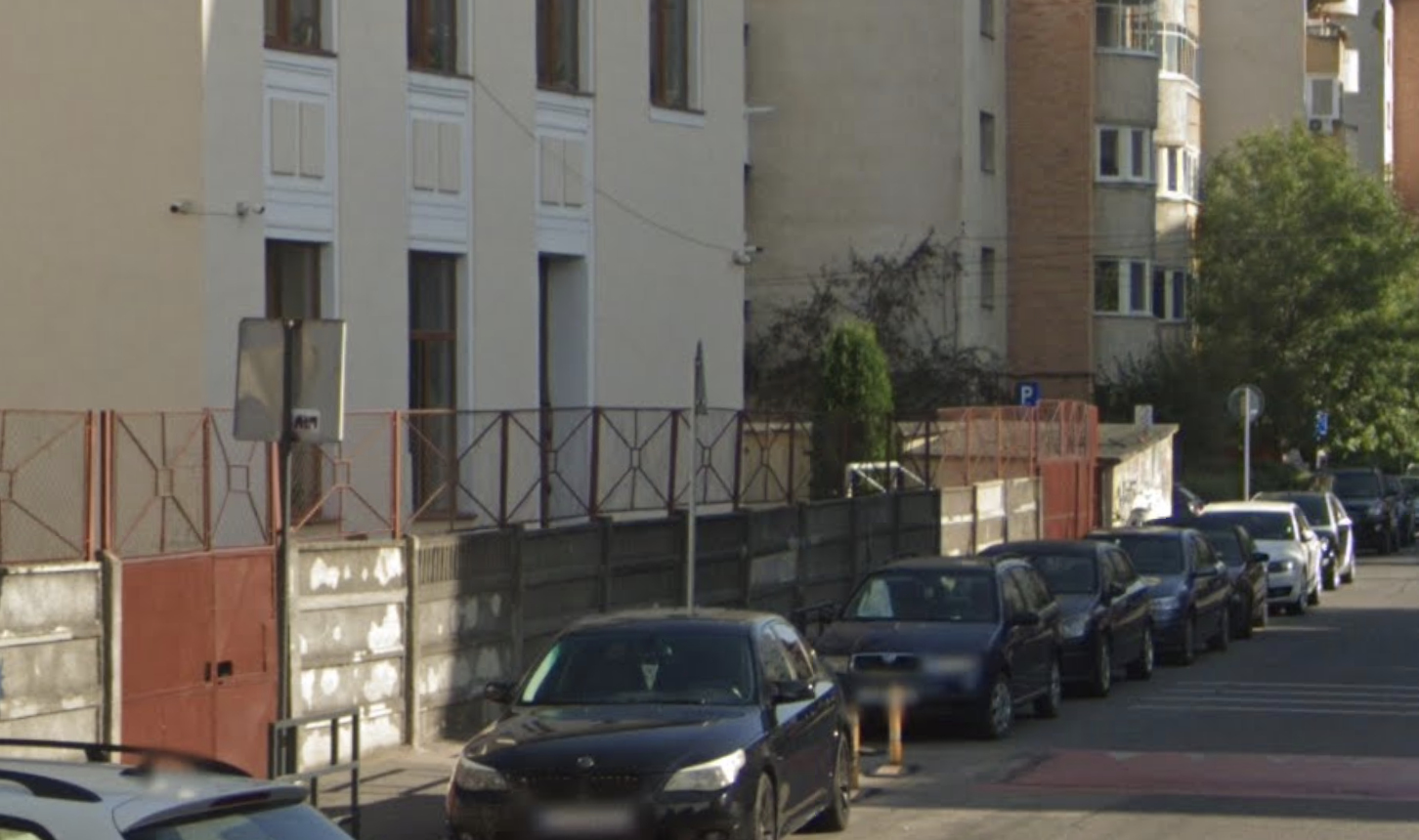 Trotuarul din fața unei școli din Cluj-Napoca, ocupat de mașini parcate ilegal
