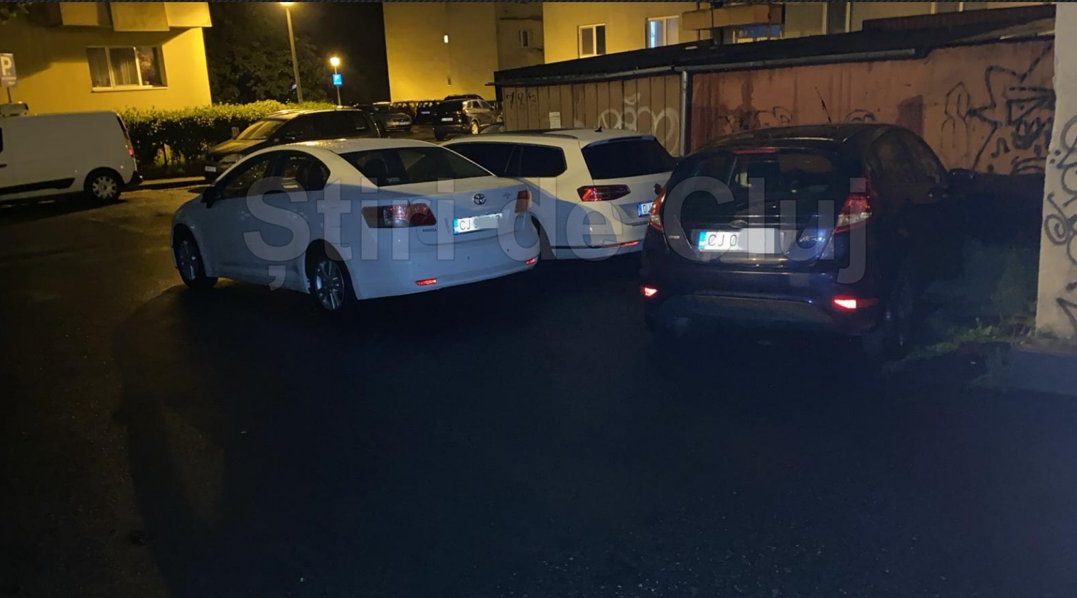Trei vehicule blochează parcarea în Cluj-Napoca, îngreunând accesul serviciilor de salubritate