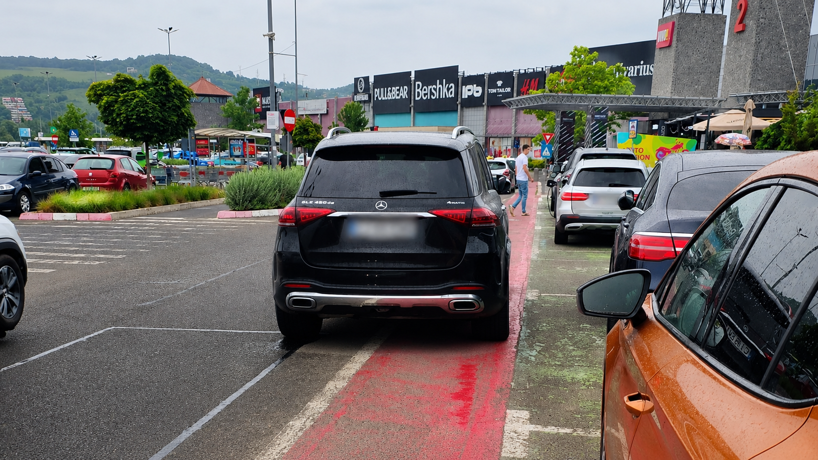 Un șofer a parcat un SUV pe zona pentru bicicliști la VIVO Florești