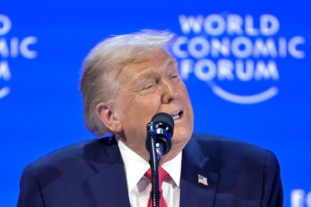 Trump afirmă că dialogul cu Iranul continuă