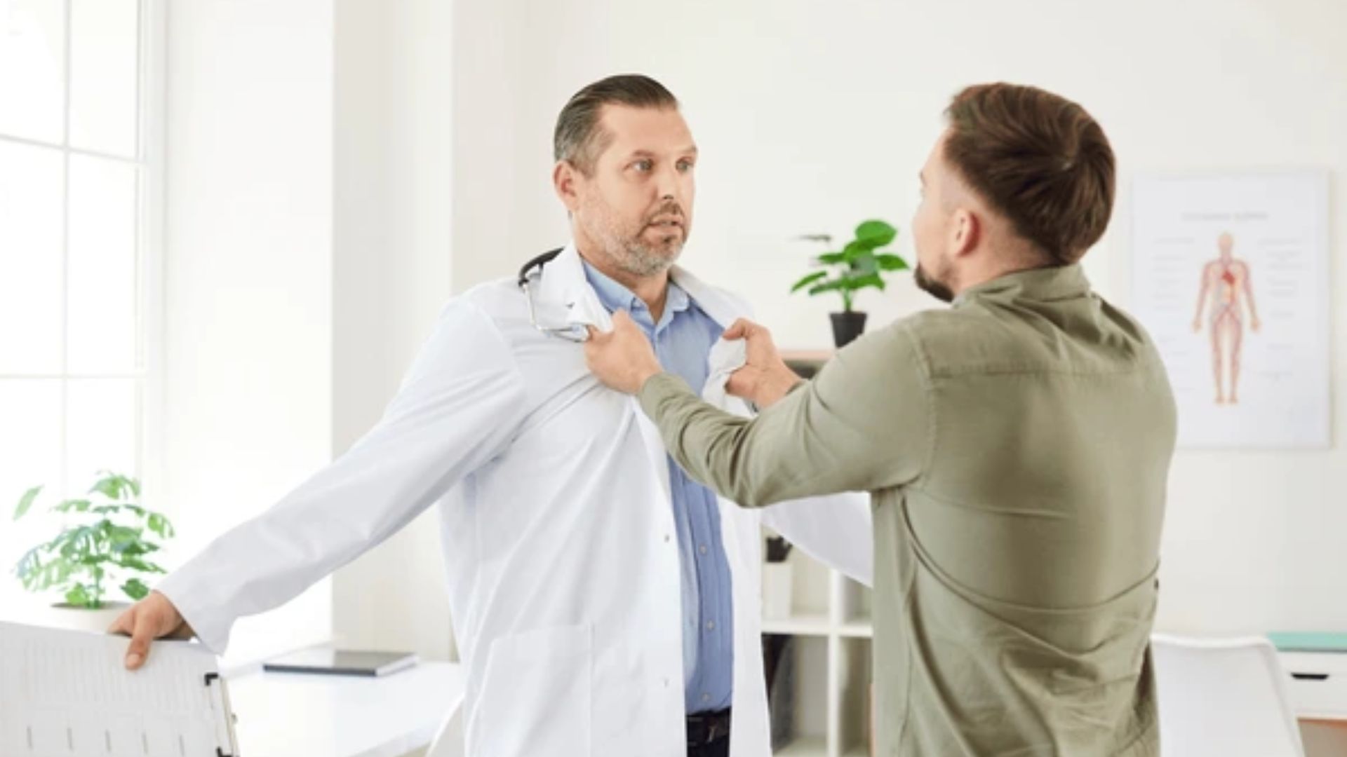 Lege mai severă pentru agresorii cadrelor medicale, adoptată de Senat