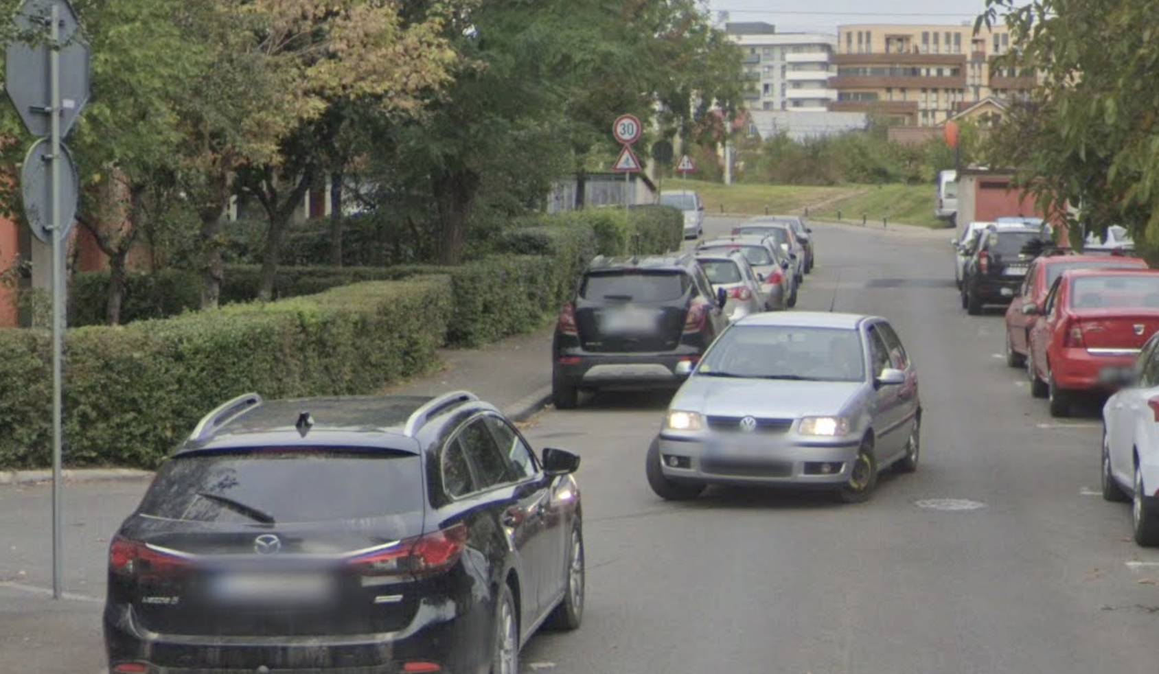 Probleme cu parcarea la un bloc din Cluj: Haos, zgârieturi și riscuri pentru intervențiile de urgență