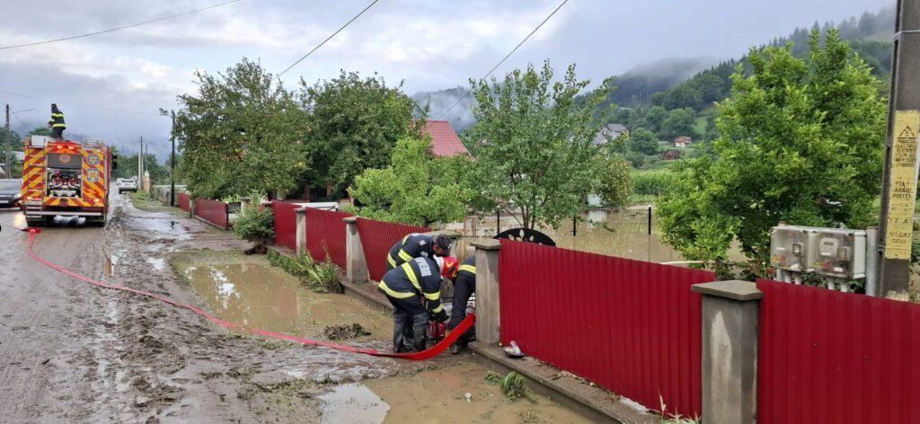 Inundații în șapte localități din Galați după ploi intense