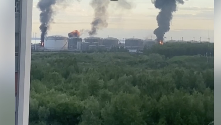 Incendiu la cel mai mare terminal petrolier din Rusia după un atac cu drone
