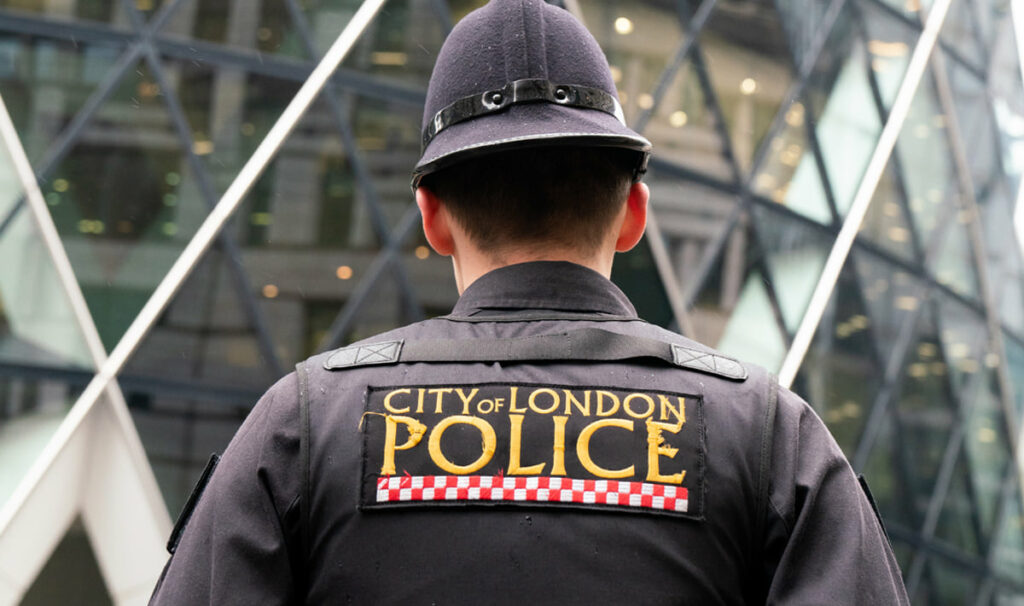 Violente între protestatari și poliție în Marea Britanie după moartea unui tânăr