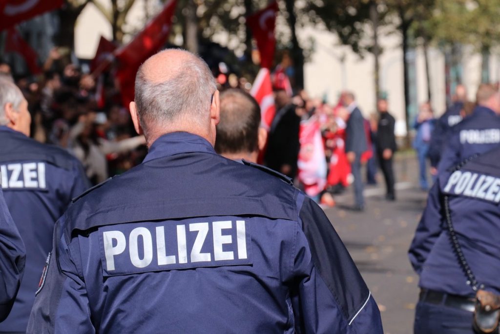 Descoperire șocantă în Austria: o mamă decedată găsită zidită în pivniță