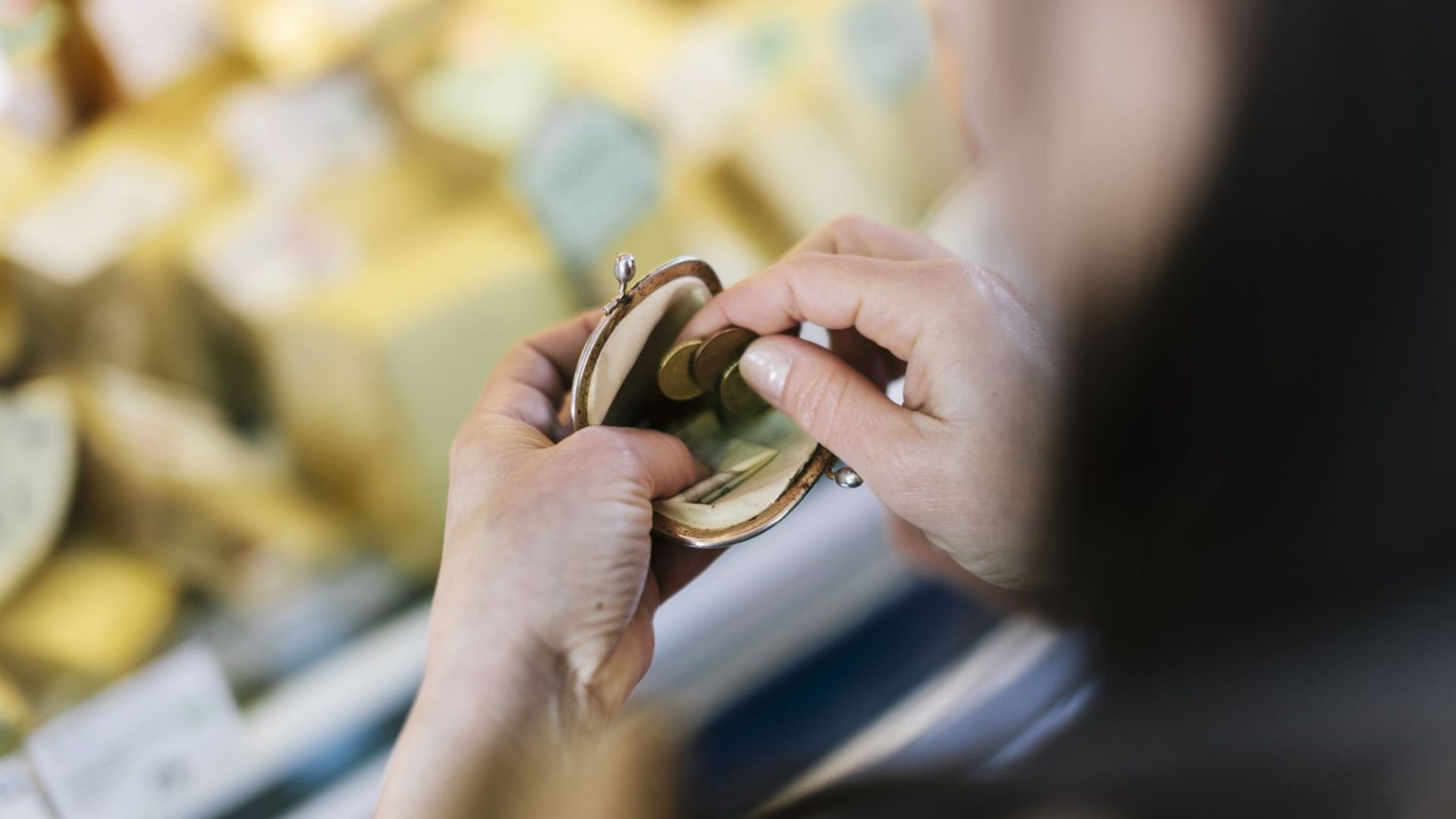 Românii reduc cheltuielile: Comerțul cu amănuntul scade, iar inflația afectează puterea de cumpărare