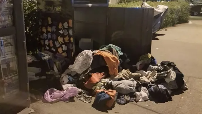Containerele pentru haine din Cluj-Napoca vandalizate, haine împrăștiate pe străzi