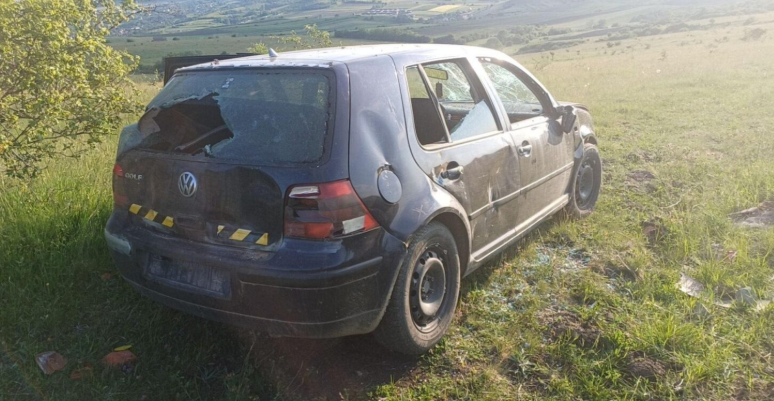 Mașină avariată descoperită în Chinteni, Cluj