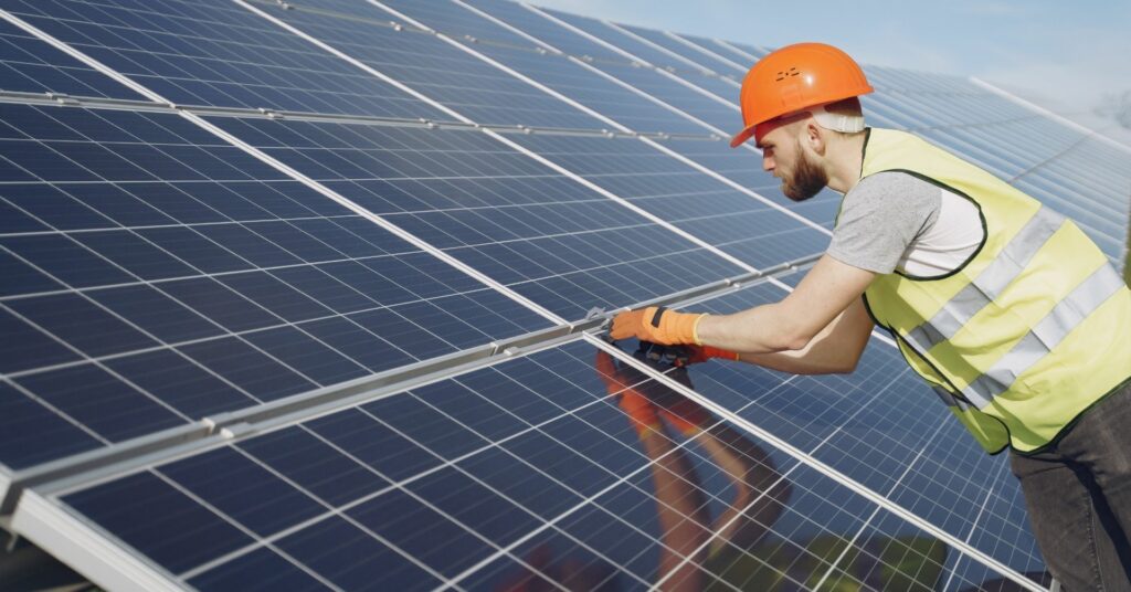 Economiile generate de energia solară în Europa ajung la 12,8 miliarde de euro în contextul conflictului cu Iranul