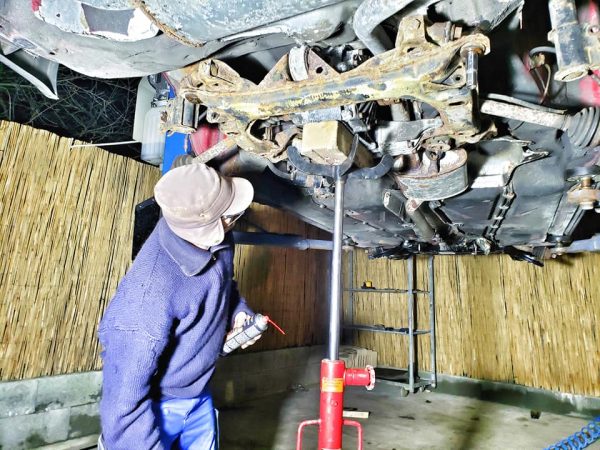 Mecanic reținut în Vulcan pentru vânzarea mașinilor reparate