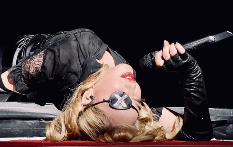 Madonna oferă un concert-surpriză în Times Square înainte de lansarea albumului