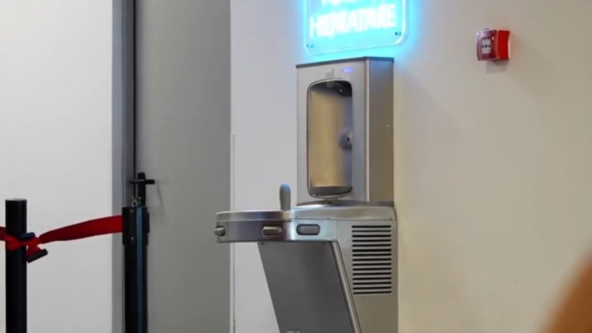 Aeroportul Cluj oferă apă gratuită pasagerilor prin nouă puncte de hidratare