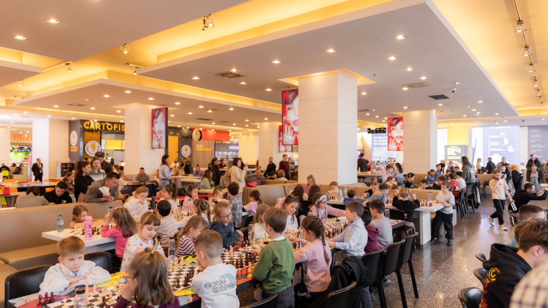 Regele și regina vin din nou la Iulius Mall! Zeci de copii așteptați la competiția de șah din Cluj