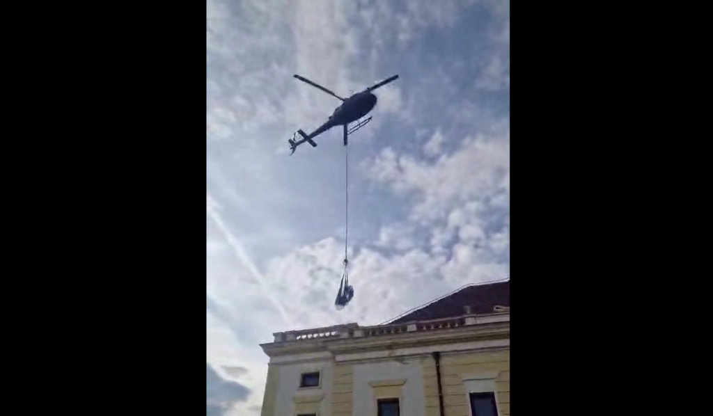 Elicopter utilizat pentru instalarea echipamentelor de climatizare la Sala Thalia din Sibiu