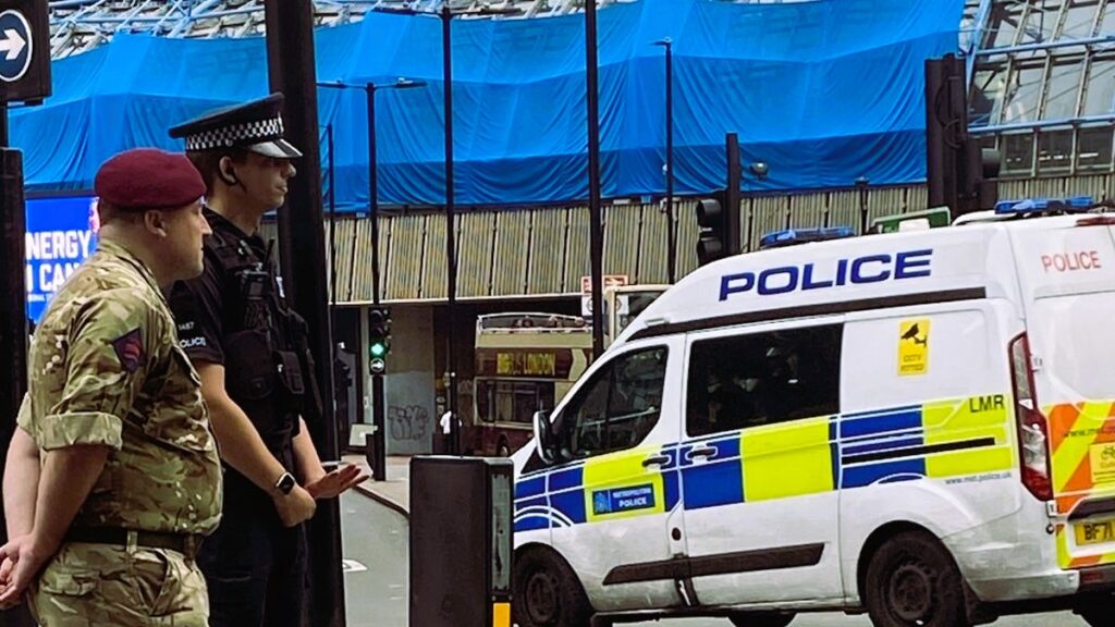 Jurnalist iranian atacat în Londra acuză poliția britanică de neacțiune