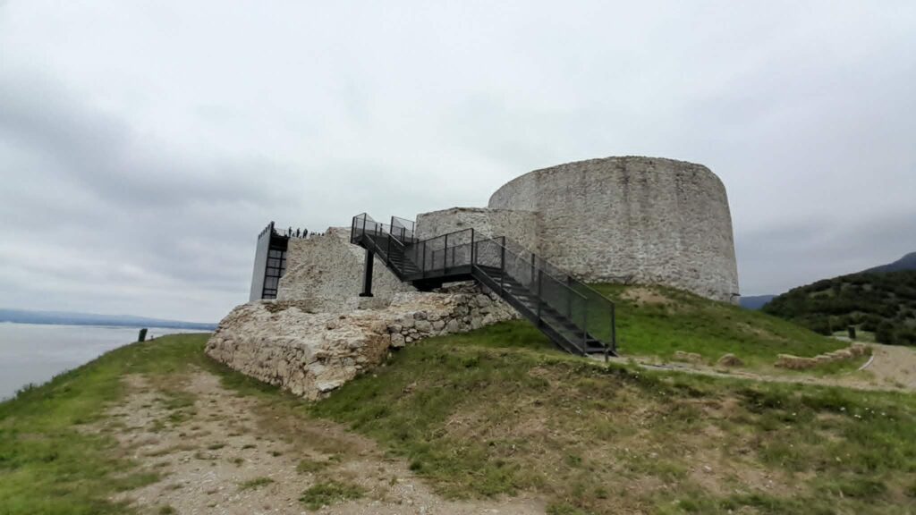 Cetatea Ladislau din Coronini, redeschisă pentru turiști după o investiție de 4 milioane de euro