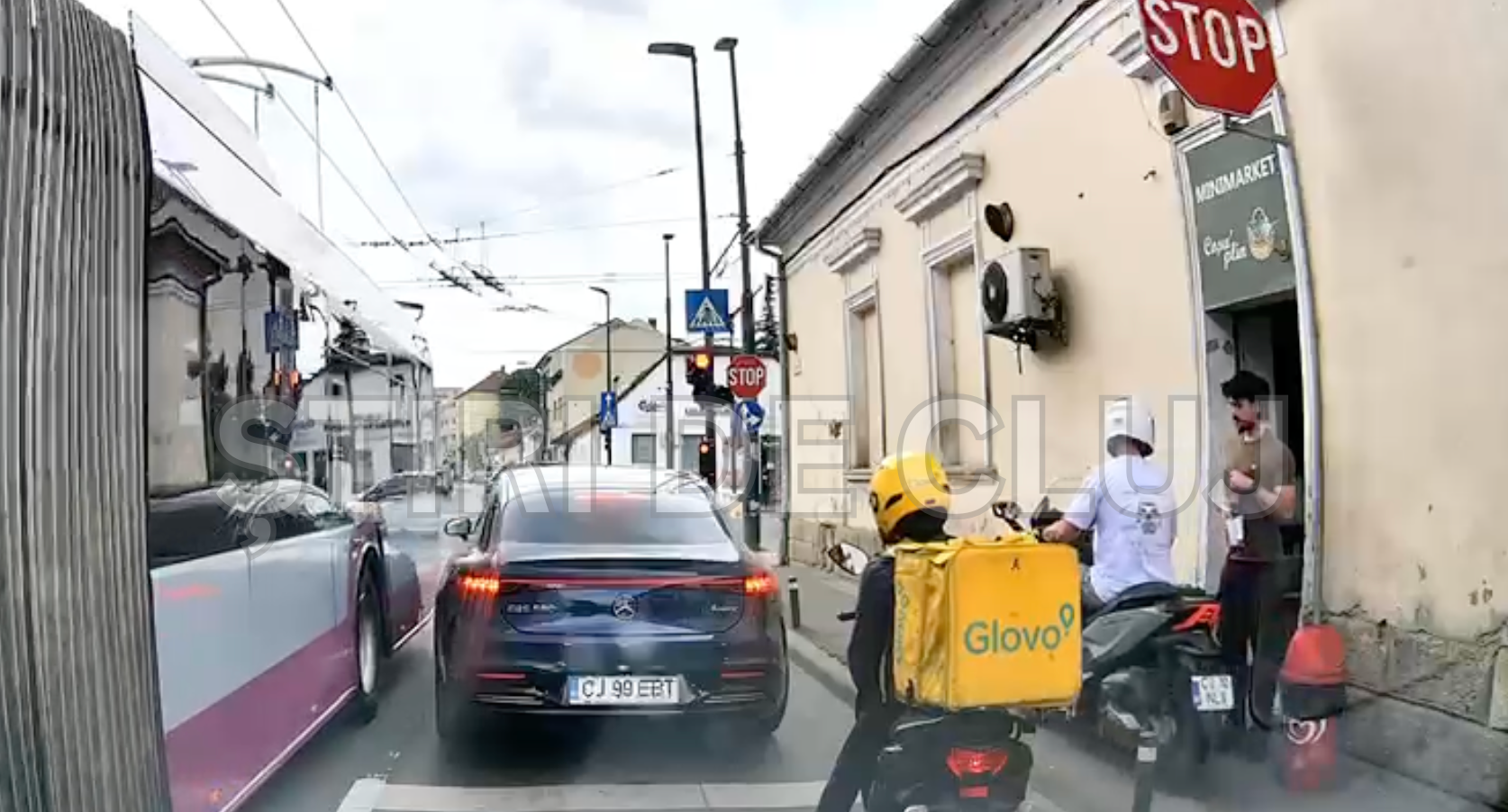 Un clujean aproape că a fost lovit de un scuter pe trotuar