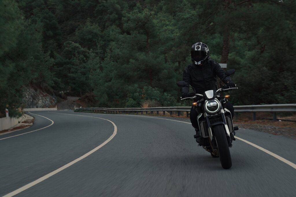 Semnificația unei căști de motocicletă lăsate pe drum