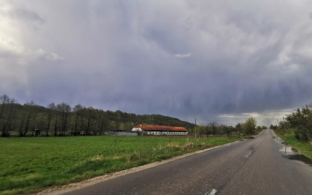 Atenționări meteo: cod galben de ploi și vijelii în Moldova și Muntenia