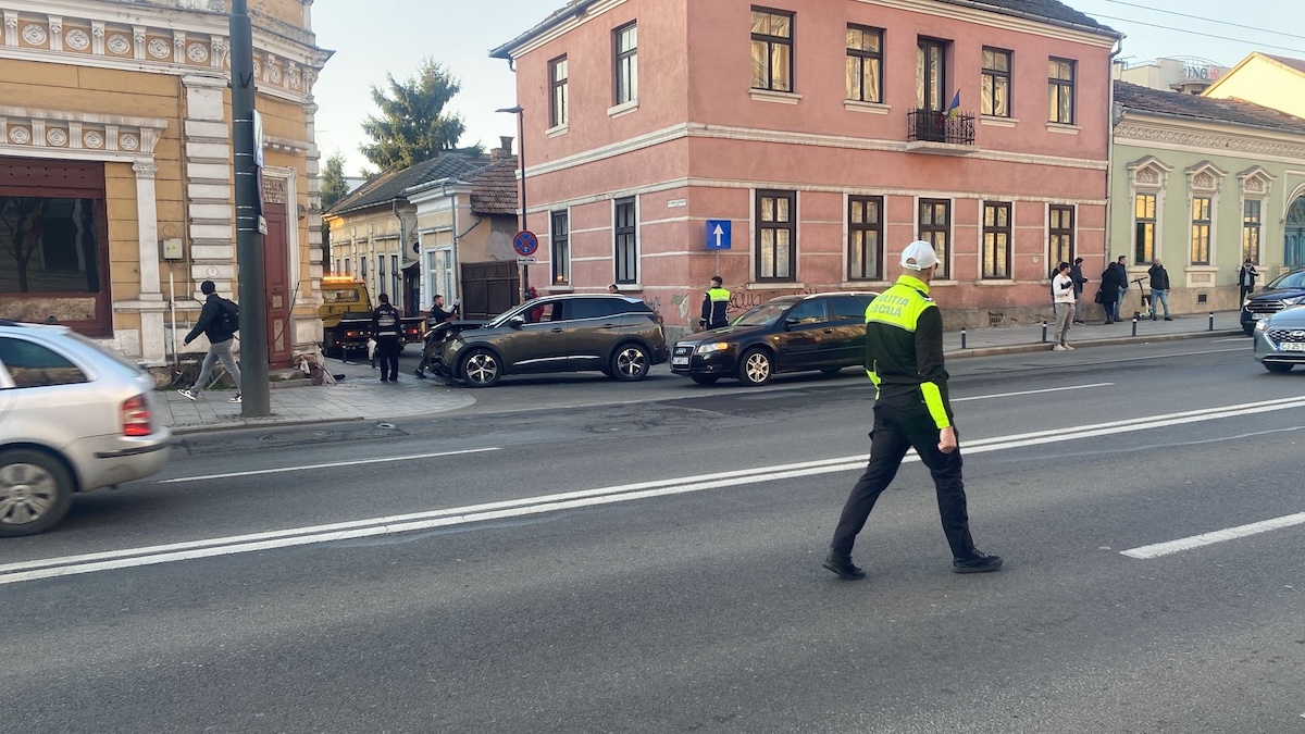 Biciclist rănit în urma unei coliziuni cu un autoturism în Cluj-Napoca