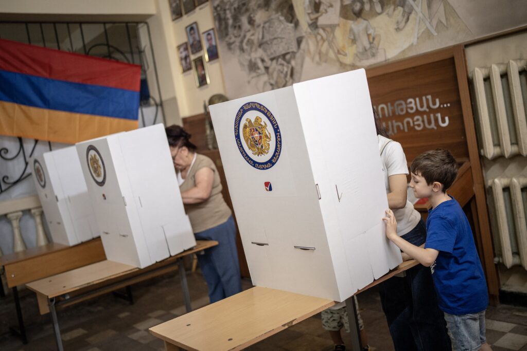 Alegeri în Armenia: Urnele s-au închis, așteptându-se rezultatele