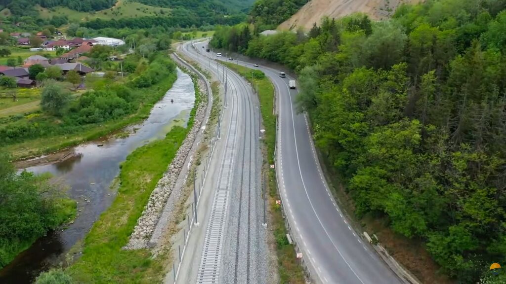 Trenuri de lucru active pe ruta Cluj–Poieni, parte a modernizării căii ferate Cluj-Oradea