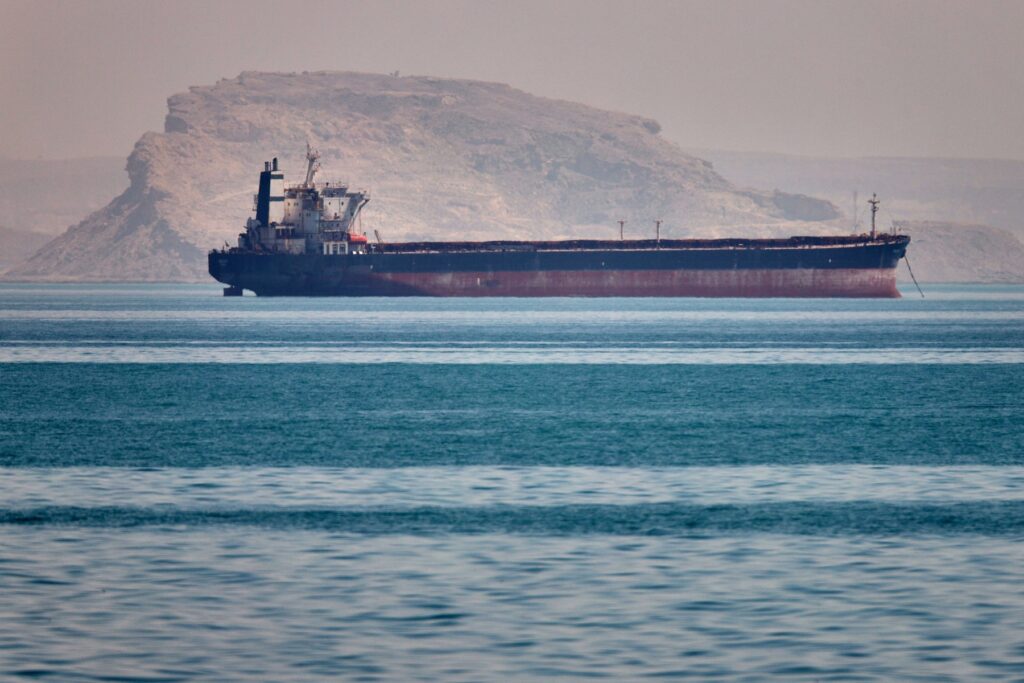 Iran și Oman iau în considerare taxe de tranzit prin Strâmtoarea Ormuz