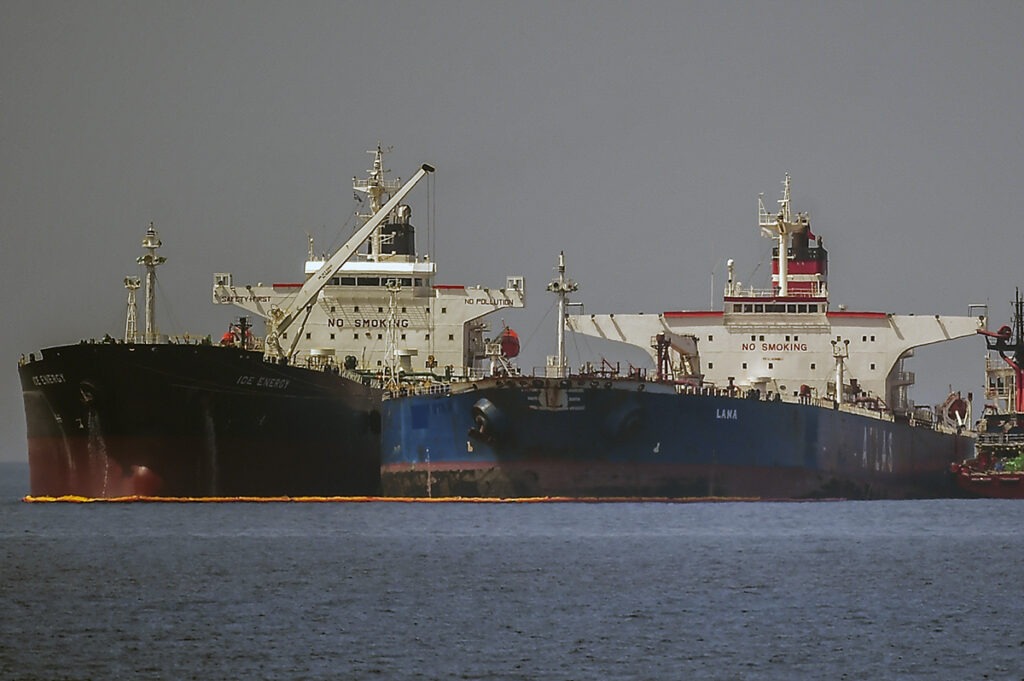 Navele de război ale UE vor intercepta petroliere ce transportă petrol rusesc în Marea Mediterană