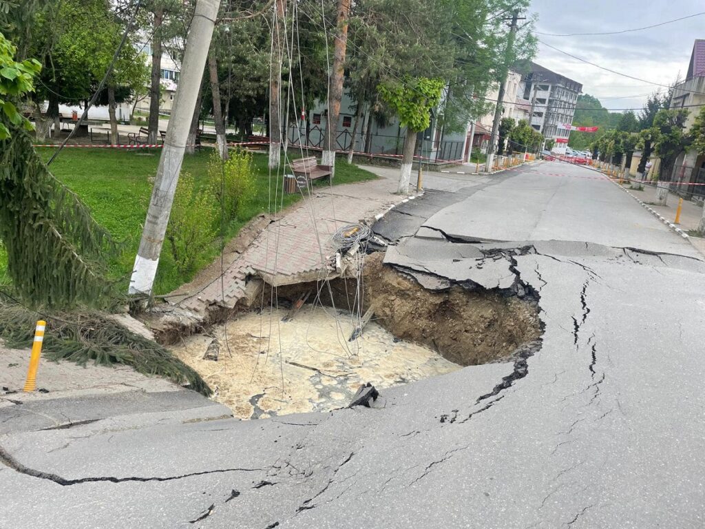 Lucrări de consolidare pe DN 10 din Buzău, afectat de ploile recente