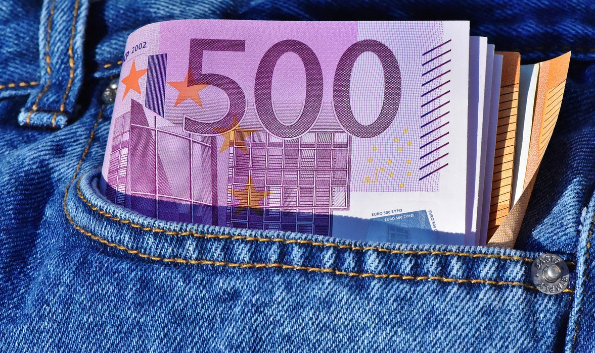 Doi suspecți reținuți cu peste 500.000 de euro falși