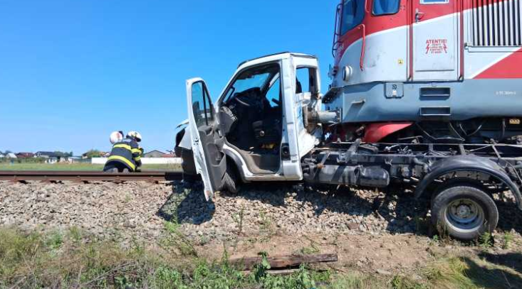 Accident feroviar între tren și autoutilitară în Satu Mare