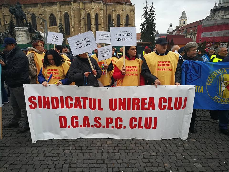 Protest simbolic la Cluj: Angajații DGASPC își exprimă nemulțumirile