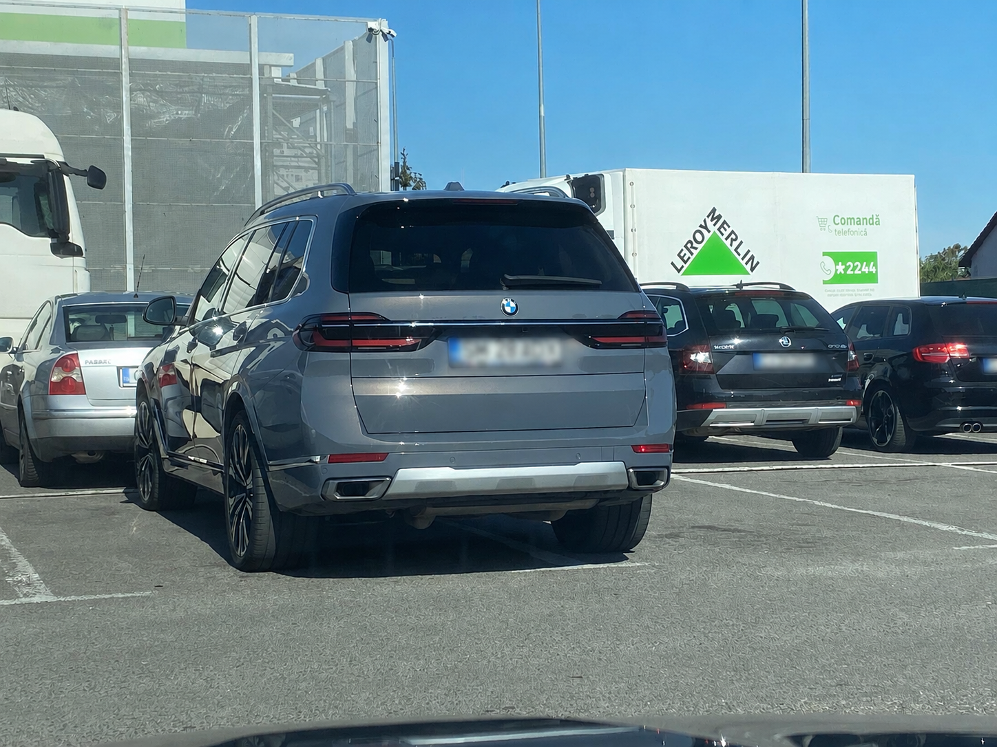 Șofer din Cluj-Napoca își parchează SUV-ul pe două locuri