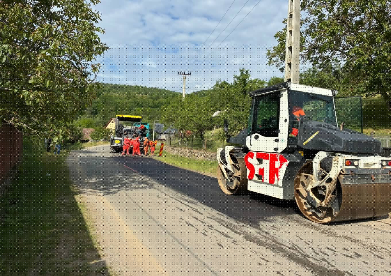 Se toarnă asfalt și se montează parapete pe un drum din Cluj! Traseul care duce la Mănăstirea Muntele Rece intră în reparații