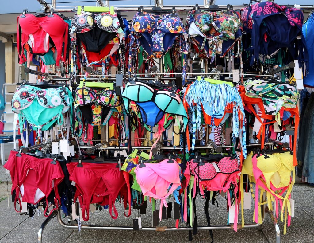 Piața costumelor de baie accelerează: trendul bikinilor și comerțul online impulsionează creșterea categoriei