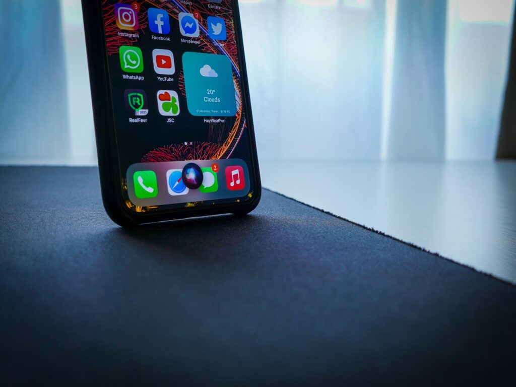 Apple lansează noua versiune Siri AI, după întârzieri