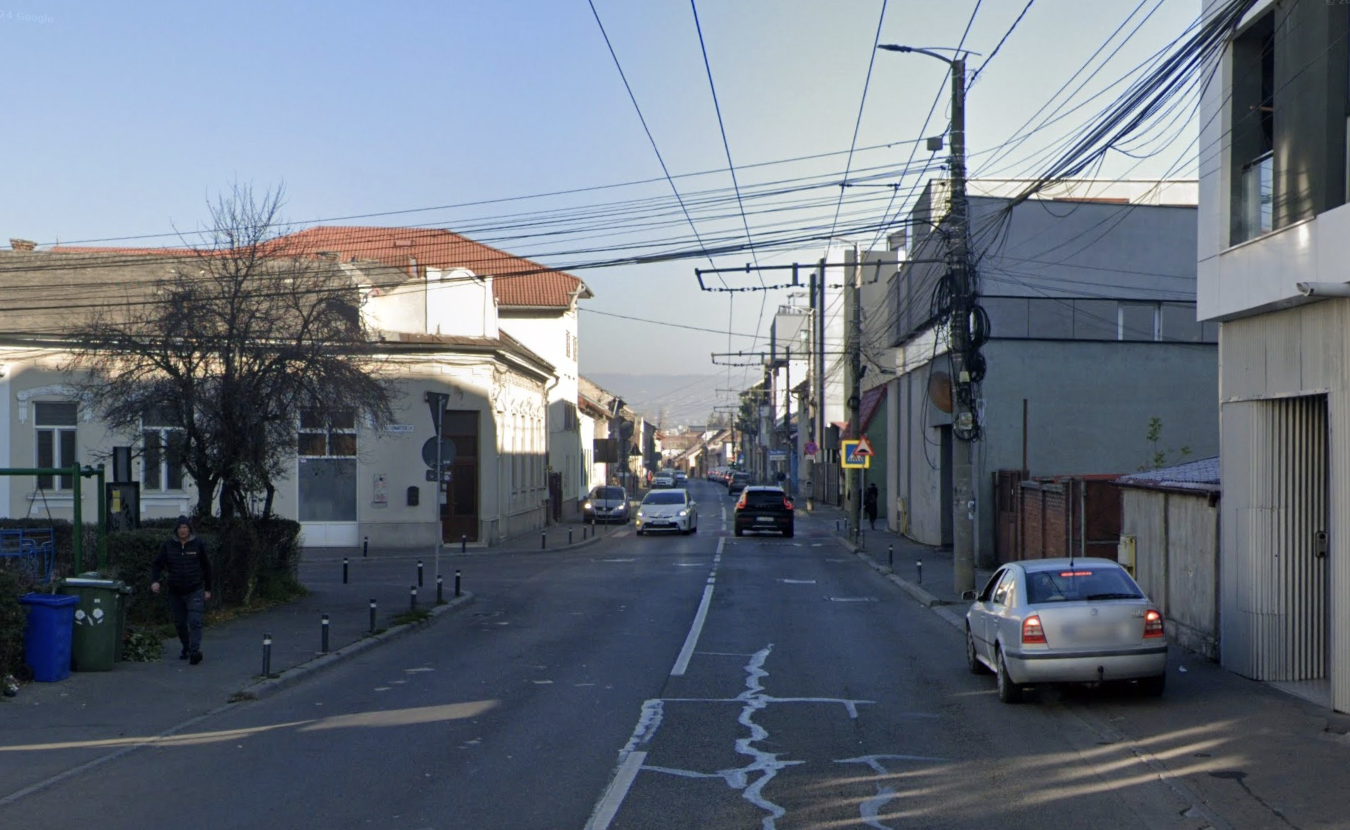 Părinții din Cluj solicită limitatoare de viteză pe strada Paris, unde se află trei școli
