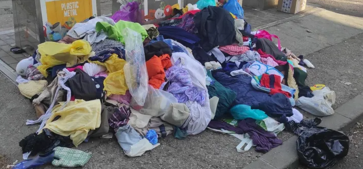 Haine împrăștiate lângă o stație de autobuz din Cluj-Napoca. Locuitorii protestează