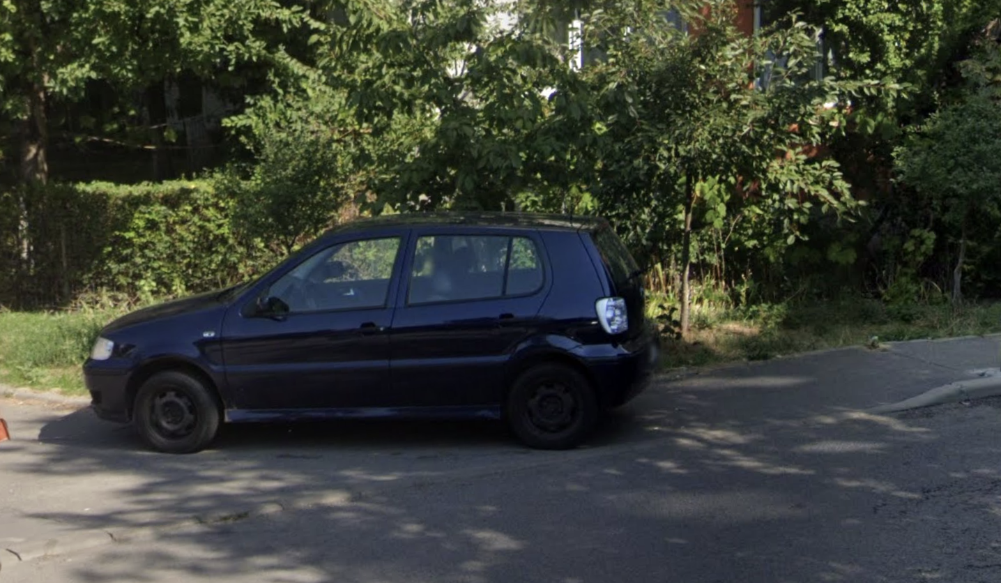 Stâlpișor smuls de utilaje pe o stradă din Cluj, înlocuit de mașini parcate pe trotuar: „Suntem nevoiți să trecem cu copiii pe carosabil!”