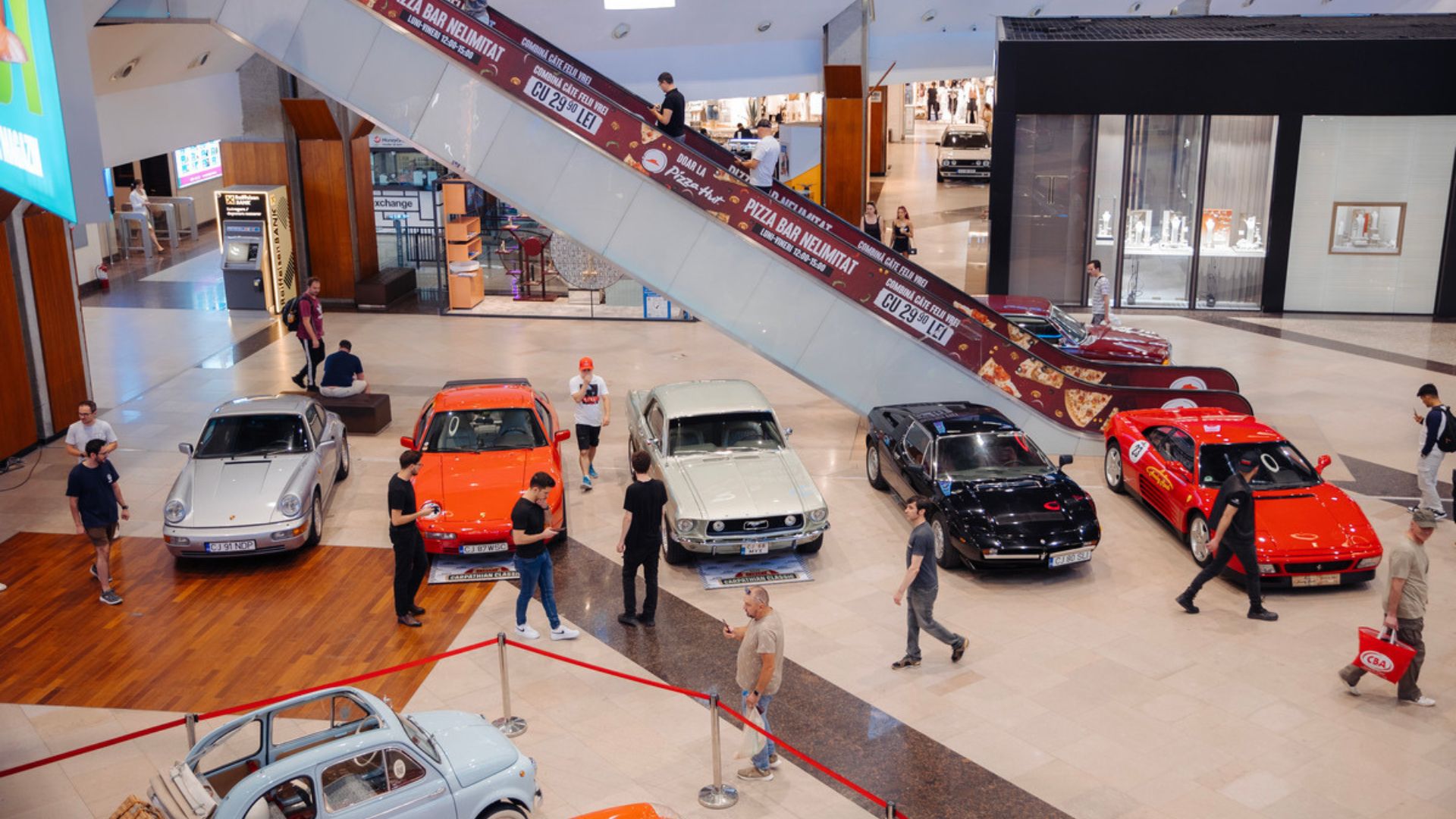 Expoziție de automobile istorice la Cluj: Ferrari, Porsche 911 și alte bijuterii auto