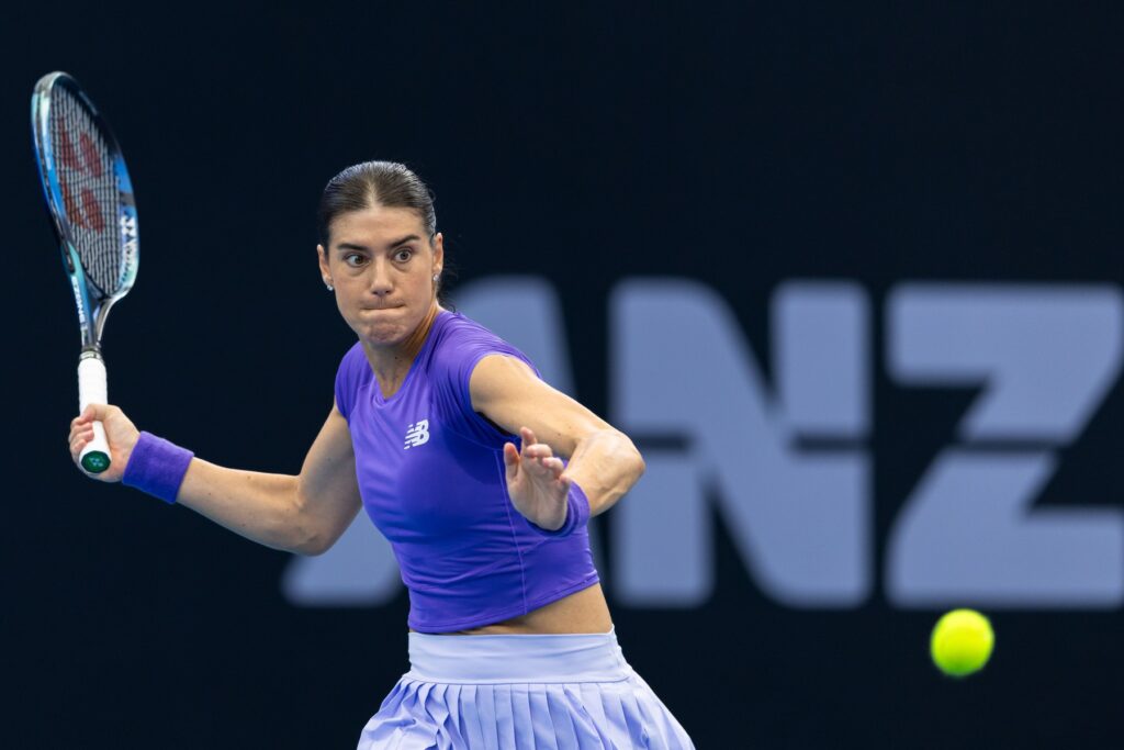 Sorana Cîrstea avansează în optimile de finală la WTA Queen’s după o victorie în set decisiv