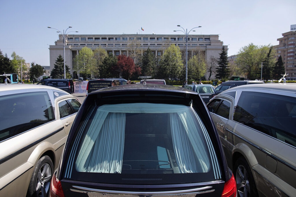 Evaziune fiscală investigată la firme de pompe funebre din Timiș