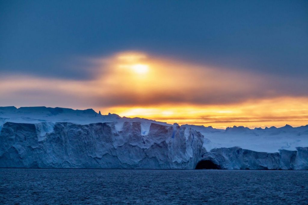 O mare structură descoperită sub calota glaciară a Antarcticii