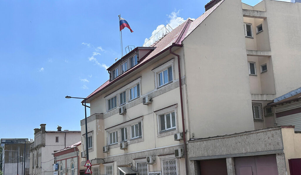 Steagul Rusiei rămâne pe consulatul din Constanța, deși a fost închis