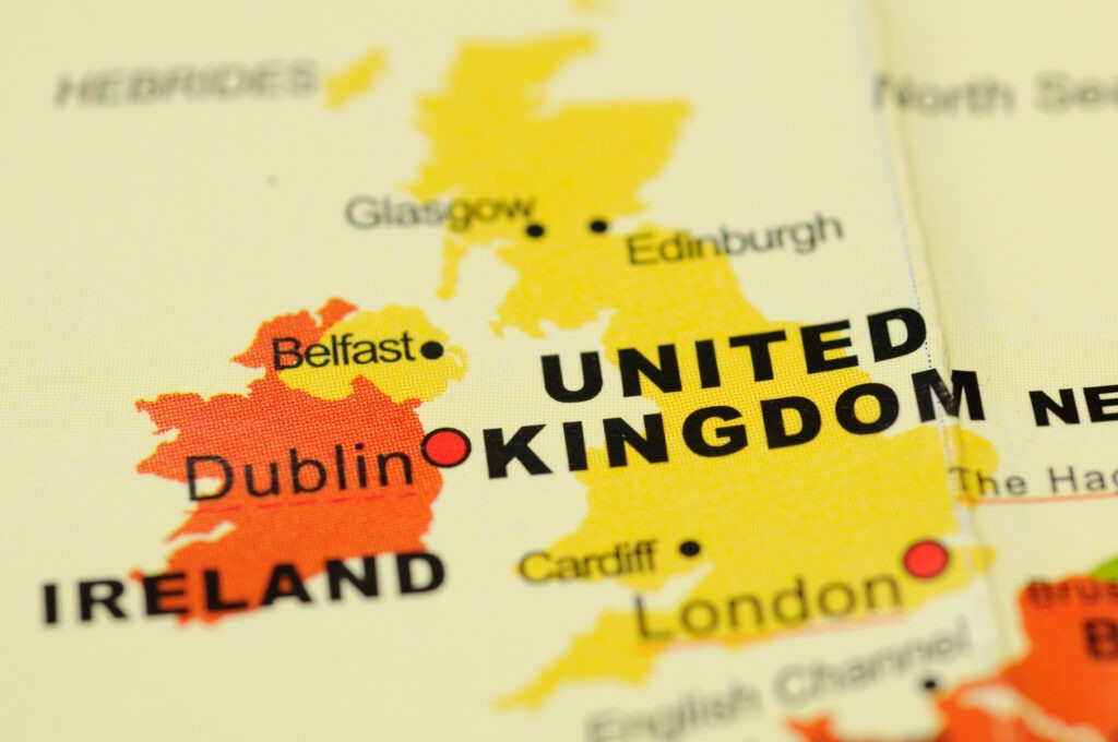 Vandalizarea locuințelor a trei familii de români în Belfast, după protestele anti-imigrație