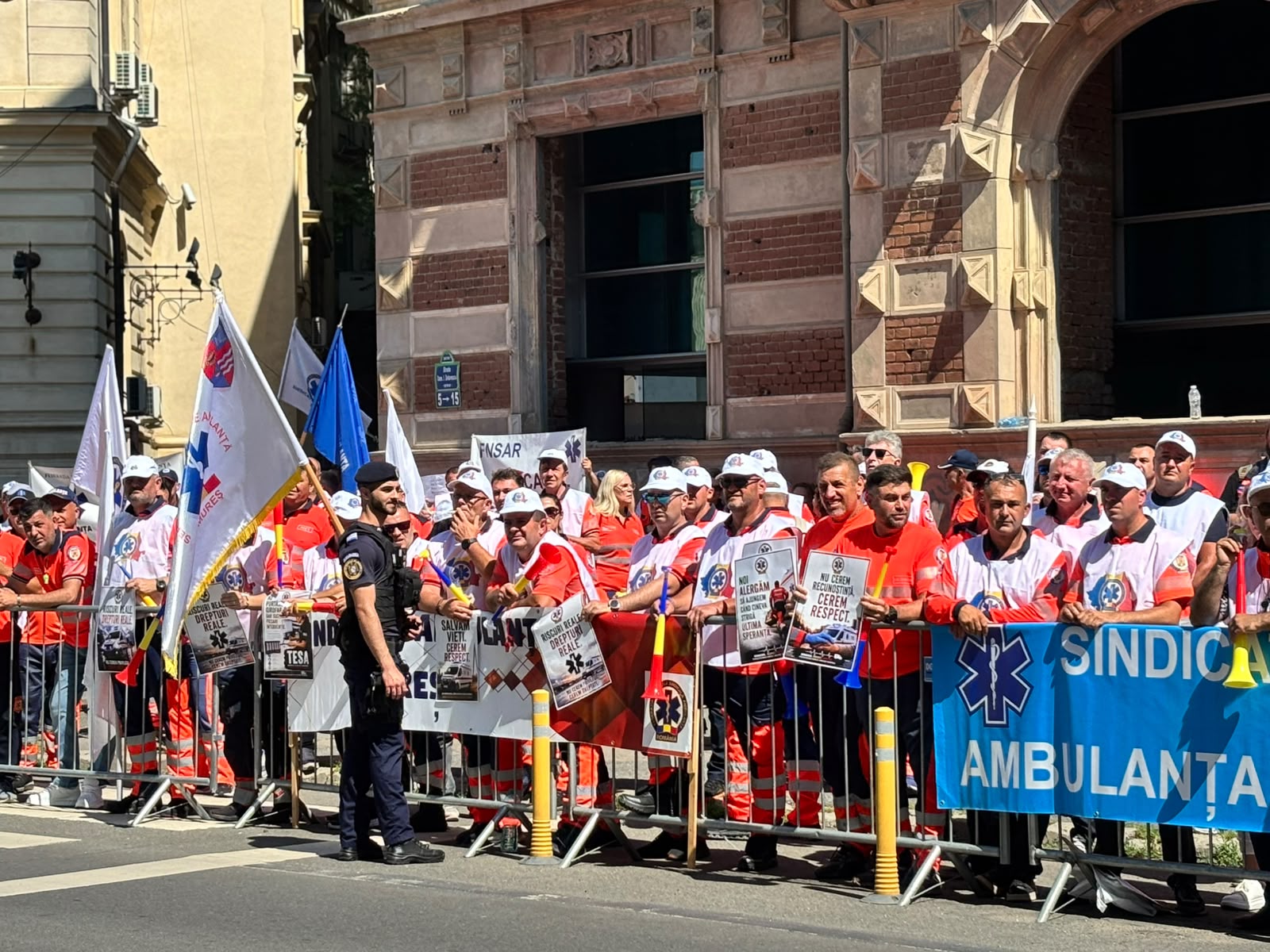 Protest al angajaților serviciilor de ambulanță la Ministerul Sănătății