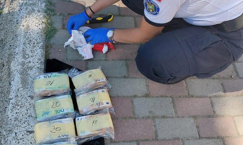 Descoperire de 343.700 de euro într-un microbuz condus de un cetățean ucrainean căutat internațional