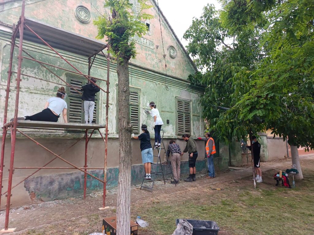 Peste 400 de voluntari participă la Color the Village în satul Macedonia