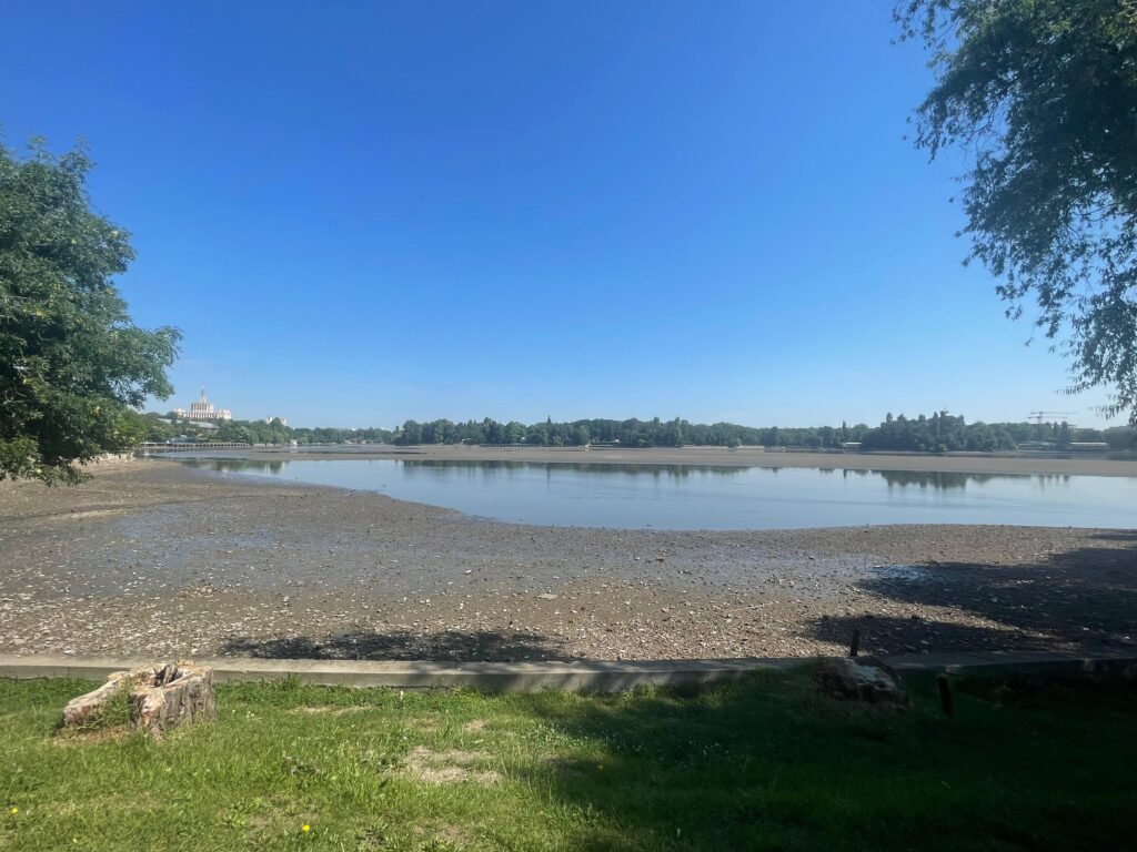 Lacul Herăstrău, în transformare: evacuarea apei pentru consolidarea malurilor